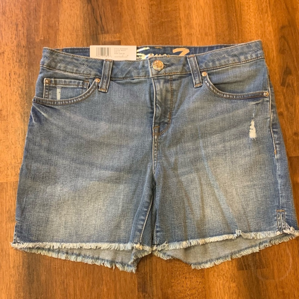Seven7 NWT Jean Weekend Shorts Med. Wash Blue Denim Frayed Hems Comfort Stretch